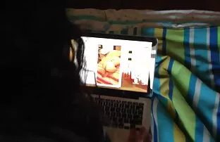 وقحة ارتداء سراويل سوداء جوارب يجلس مع كس على افلام اجنبيه جنسيه مترجمه الديك