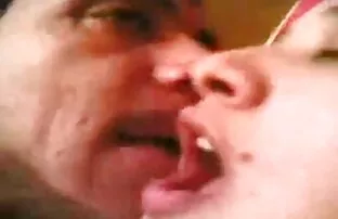 زوجة افلام سكس اجنبيه مترجمه للعربيه تمتص الديك إلى زوجها