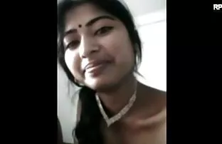 مراقبة الانترنت فتاة, الشعر الطويل, الشعر البني على الأريكة افلام سكس اجنبية مترجمه التدخين وشقيقتها مع صديقها