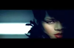 الشعر الطويل جمال الرجيج لها حلق L. سكس أجنبية مترجمة في كرسي للاسترخاء