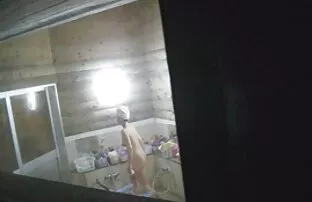 امرأة جميلة في جوارب طويلة الجلوس افلام اجنبية مترجم سكس مع مقنعة على وجه الرجل