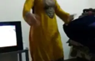 بيع فتاة جميلة لصديق لشراء جهاز كمبيوتر افلام سكس مترجمه اجنبيه محمول جديد لها